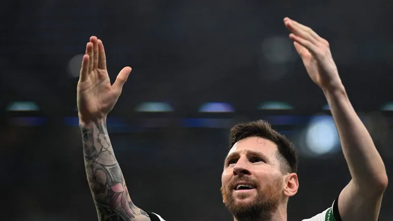 Lionel Messi tin rằng huyền thoại quá cố Diego Maradona đang phù hộ cho Argentina.
