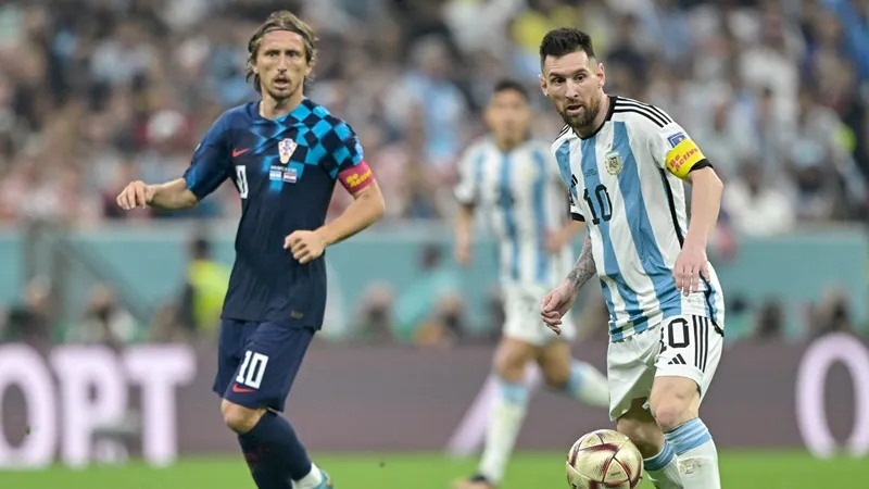 Chỉ tính trong trận bán kết, Messi có đến 31 lần nhận bóng trong trạng thái... đi bộ.