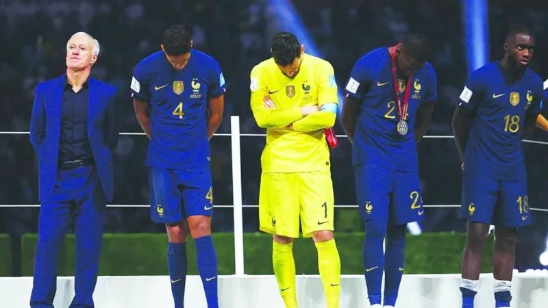 HLV Didier Deschamps và các học trò thất vọng sau thất bại “tàn nhẫn”.