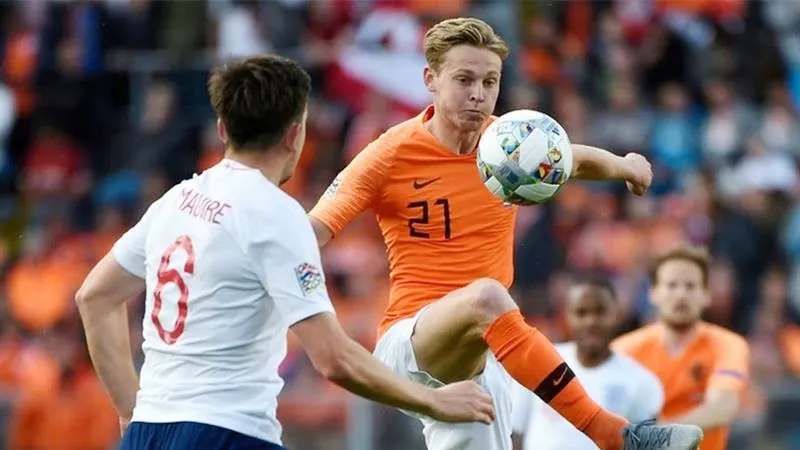 Tiền vệ Frenkie de Jong với sự quan trọng của mình nên có tên dù đang hồi phục chấn thương.