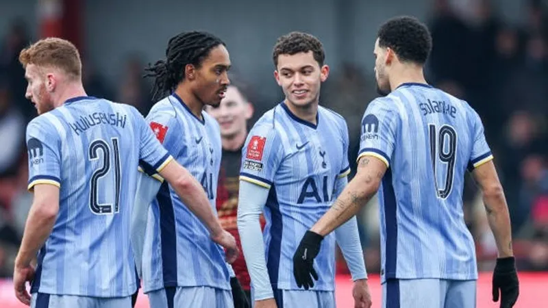 Tottenham đánh bại Tamworth với tỷ số 3-0 sau 120 phút