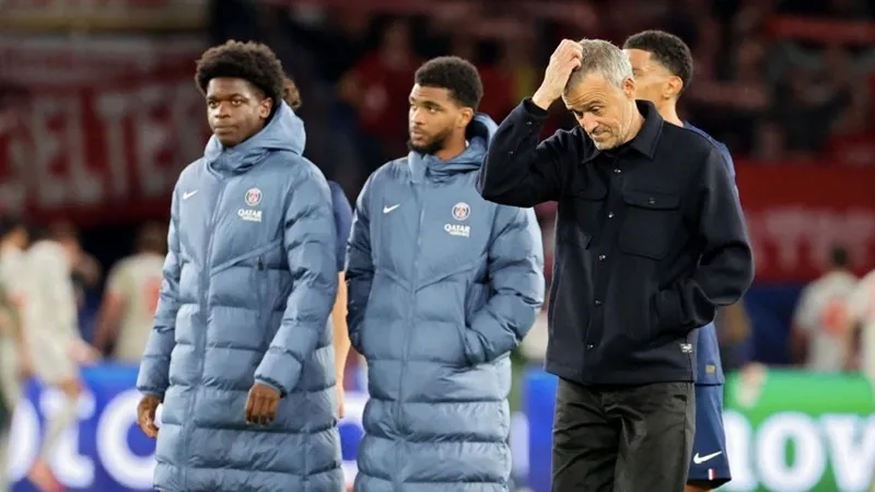 HLV Luis Enrique chỉ trích Paris Saint-Germain đã tặng Bayern Munich các bàn thắng.