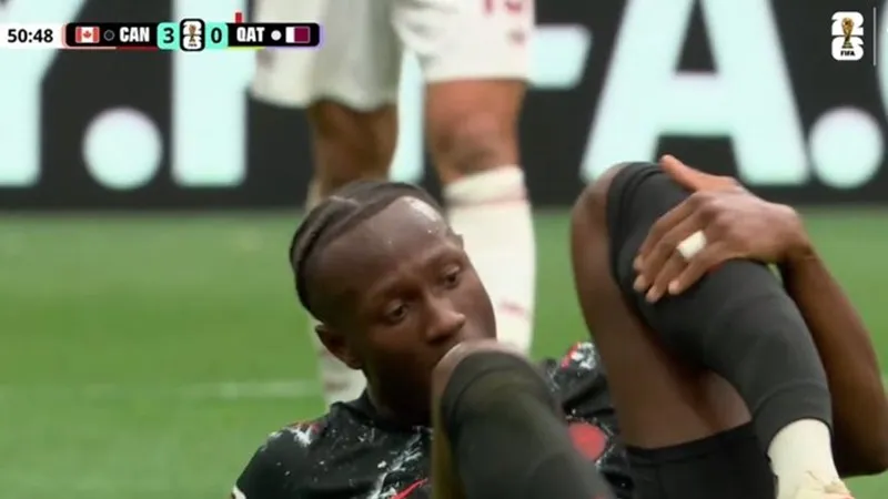 Ismael Kone của Canada bị gãy chân trong trận thắng 6-0 lịch sử trước Qatar.