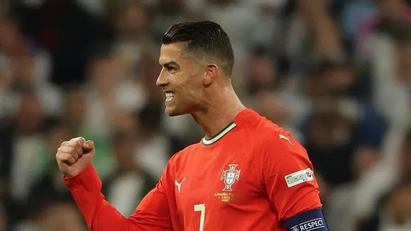 Cristiano Ronaldo thắng giải thưởng Quả bóng vàng xuất sắc nhất mọi thời đại. Ảnh: THX