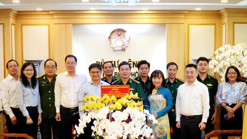 Đoàn đại biểu Thành ủy - HĐND - UBND - Ủy ban MTTQ Việt Nam TPHCM và chúc mừng Bộ đội Biên phòng phía Nam. Ảnh: THÀNH CHUNG