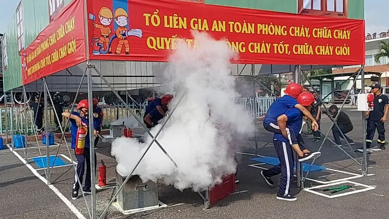 Hội thi nghiệp vụ chữa cháy và cứu nạn cứu hộ “Tổ liên gia an toàn phòng cháy chữa cháy” của quận 3