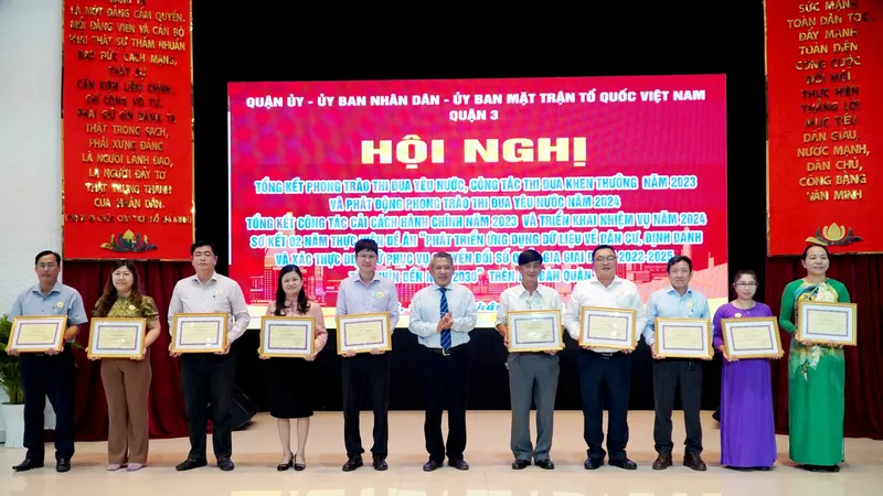 Tặng giấy khen cho tập thể và cá nhân có thành tích xuất sắc trong thực hiện công tác cải cách hành chính năm 2023. Ảnh: THÀNH CHUNG