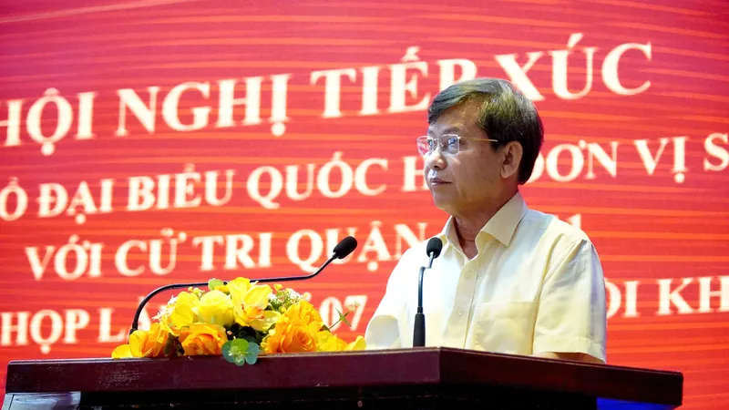 Viện trưởng VKSND tối cao Lê Minh Trí tiếp xúc cử tri TPHCM. Ảnh: THÀNH CHUNG