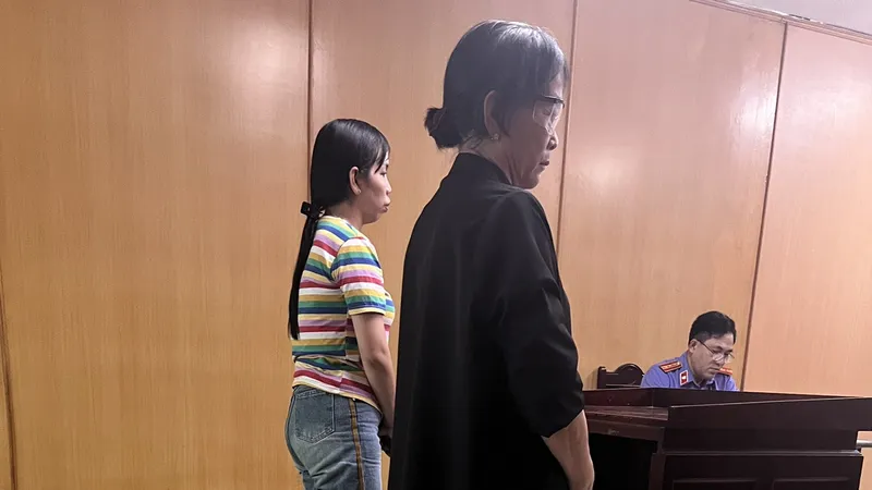 Nhờ người “chạy” tại ngoại cho con, Trần Thị Ánh Nguyệt (áo đen) lãnh án 2 năm tù về tội đưa hối lộ. Ảnh: THÀNH CHUNG