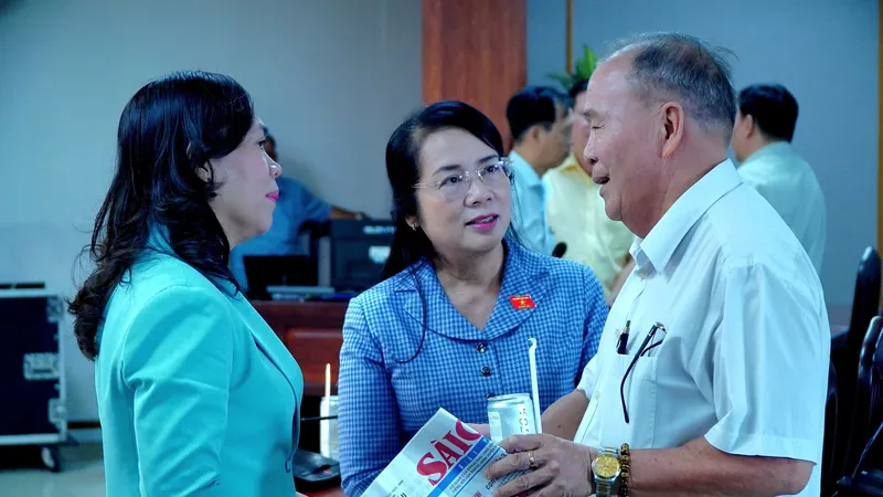 Đồng chí Trần Kim Yến trao đổi với cử tri quận 3, TPHCM. Ảnh: THÀNH CHUNG