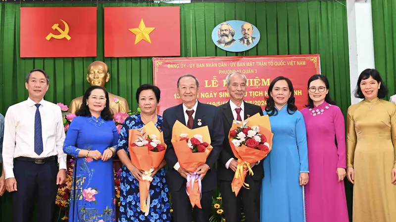 Đồng chí Nguyễn Thị Lệ trao huy hiệu Đảng tại phường 12, quận 3. Ảnh: VIỆT DŨNG