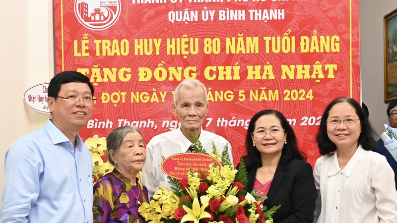 Quận ủy quận Bình Thạnh (TPHCM) tổ chức Lễ trao Huy hiệu 80 năm tuổi Đảng cho đồng chí Hà Nhật. Ảnh: VIỆT DŨNG