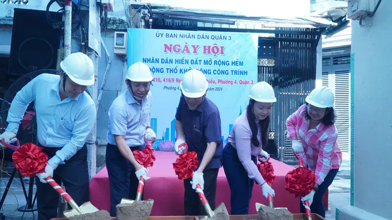 Lãnh đạo UBND quận 3 khởi công dự án mở rộng cụm hẻm 404, 416, 416/9 Nguyễn Đình Chiểu. Ảnh: THÀNH CHUNG
