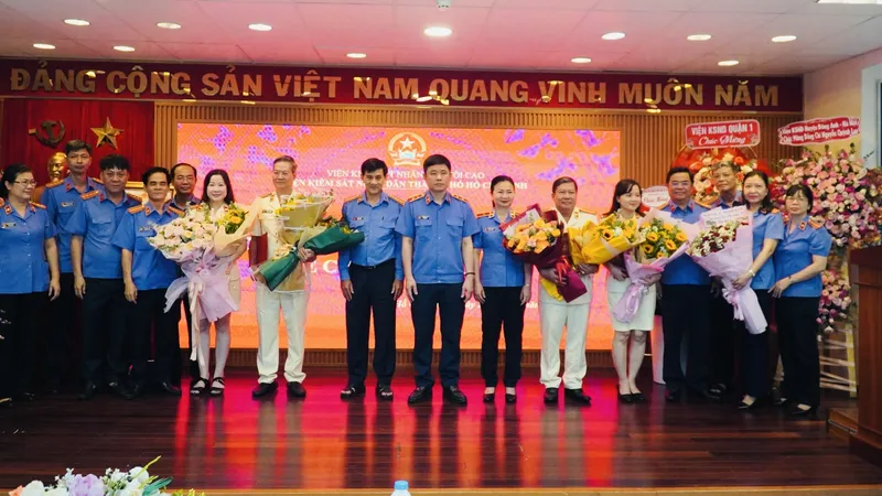 Lãnh đạo Viện KSND TPHCM chúc mừng các đồng chí nhận quyết định bổ nhiệm