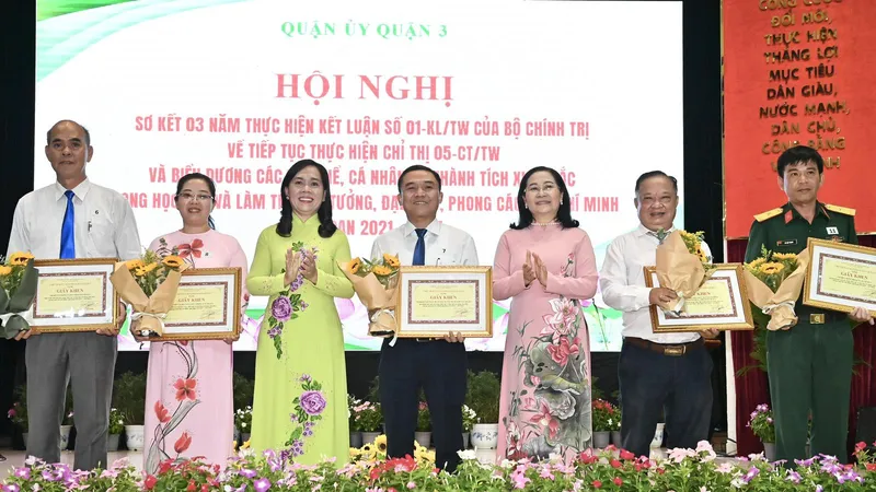 Đồng chí Nguyễn Thị Lệ, Phó Bí thư Thành ủy và đồng chí Nguyễn Thanh Xuân, Bí thư Quận ủy quận 3 trao giấy khen đến các tập thể, cá nhân điển hình. Ảnh: VIỆT DŨNG