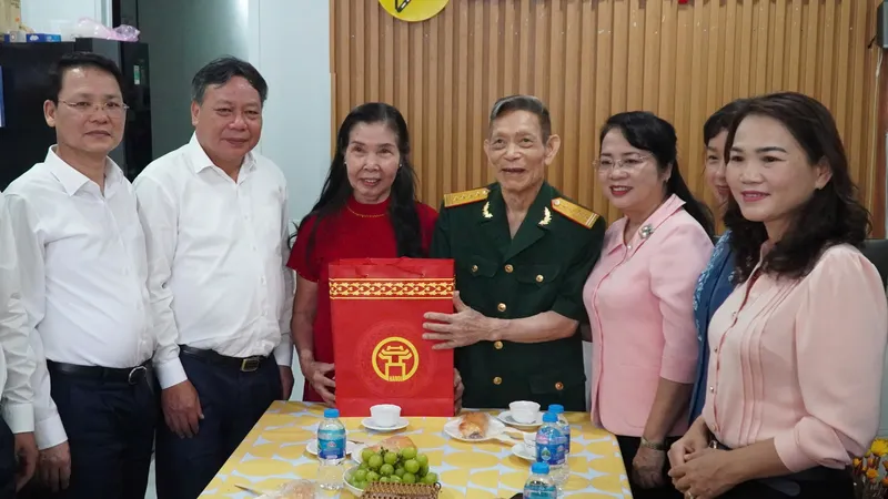 Đoàn đại biểu TP Hà Nội tới thăm gia đình ông Vũ Xuân Chiêm. Ảnh: THÀNH CHUNG