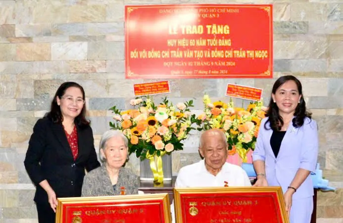 Trao huy hiệu 60 năm tuổi Đảng cho vợ chồng luật sư Trần Văn Tạo. Ảnh: NGUYỄN NAM