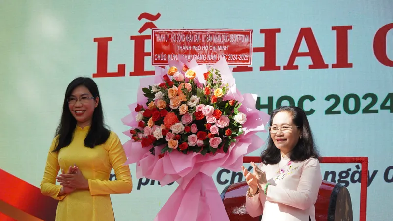 Đồng chí Nguyễn Thị Lệ, Phó Bí thư Thành ủy, Chủ tịch HĐND TPHCM tặng hoa chúc mừng Trường THPT Lê Quý Đôn tại lễ khai giảng. Ảnh: THÀNH CHUNG