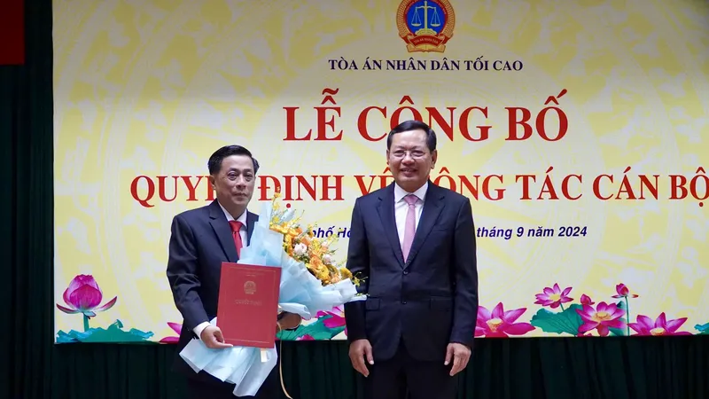 Đồng chí Nguyễn Văn Du, Phó Chánh án TAND Tối cao (bên phải) trao quyết định và chúc mừng tân Vụ trưởng Vụ công tác phía Nam TAND Tối cao