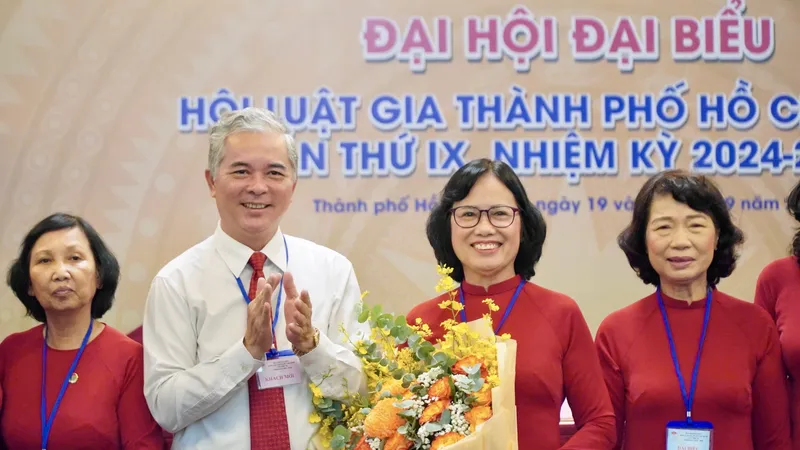 Trưởng Ban nội chính Thành ủy Ngô Minh Châu tặng hoa chúc mừng bà Ung Thị Xuân Hương, Chủ tịch Hội Luật gia TPHCM nhiệm kỳ IX
