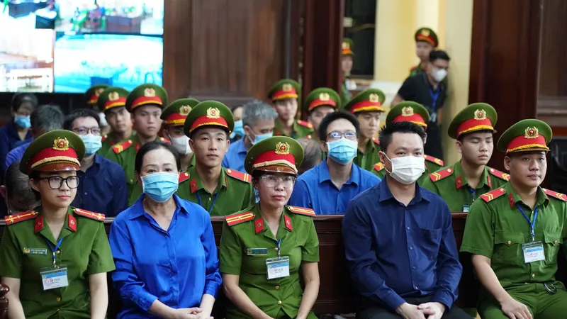 Các bị cáo tại phiên tòa. Ảnh: HOÀNG HÙNG