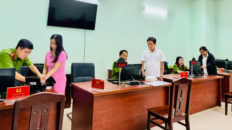 Công an TPHCM cấp căn cước công dân cho người dân. Ảnh: CHÍ THẠCH