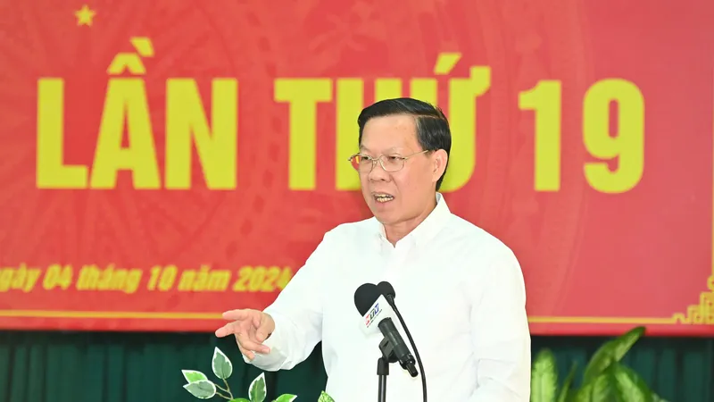 Chủ tịch UBND TPHCM Phan Văn Mãi phát biểu tại hội nghị. Ảnh: VIỆT DŨNG