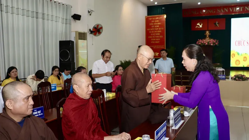Bí thư Quận ủy quận 3 Nguyễn Thanh Xuân tặng quà các chức sắc, chức việc các tôn giáo trên địa bàn quận 