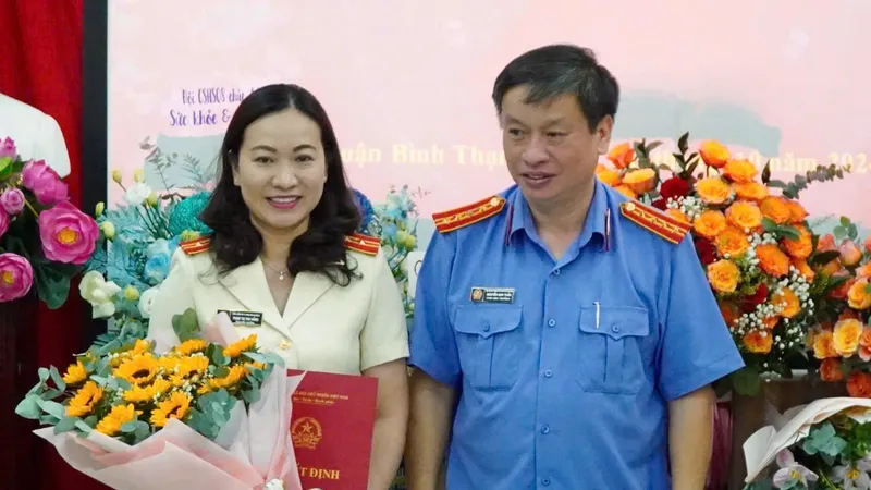 Phó Viện trưởng Viện KSND TPHCM Nguyễn Anh Tuấn trao quyết định điều động, bổ nhiệm bà Phạm Thị Thu Hằng giữ chức vụ Phó Viện trưởng Viện KSND quận Bình Thạnh