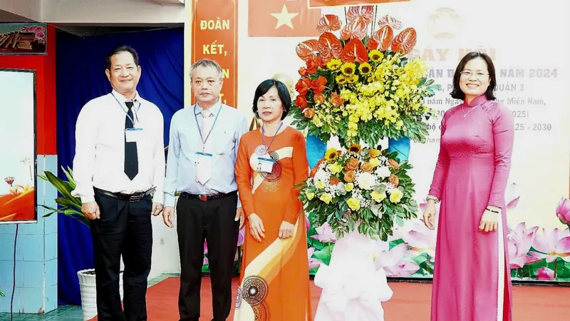 Giám đốc Sở Tư pháp TPHCM Nguyễn Thị Hồng Hạnh tặng hoa chúc mừng Ngày hội Đại đoàn kết toàn dân tộc tại khu phố 7, khu phố 8, phường 5, quận 3