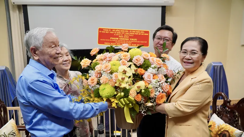 Phó Bí thư Thành ủy, Chủ tịch HĐND TPHCM Nguyễn Thị Lệ tặng hoa chúc mừng nhà giáo Phạm Chánh Trực. Ảnh: THÀNH CHUNG