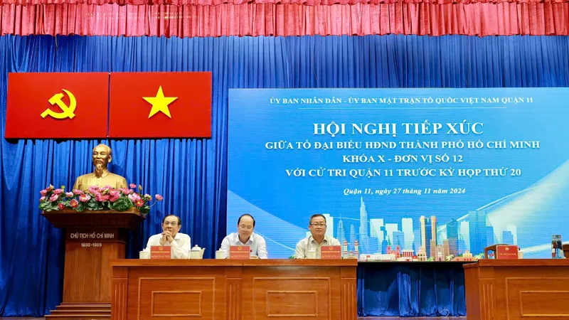 Tổ Đại biểu HĐND TPHCM khóa X, đơn vị số 12 tiếp xúc cử tri quận 11 chiều 27-11. Ảnh: CHÍ THẠCH
