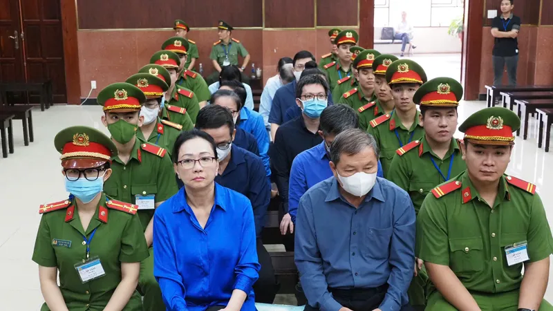 Các bị cáo tại phiên tòa ngày 3-12. Ảnh: HOÀNG HÙNG