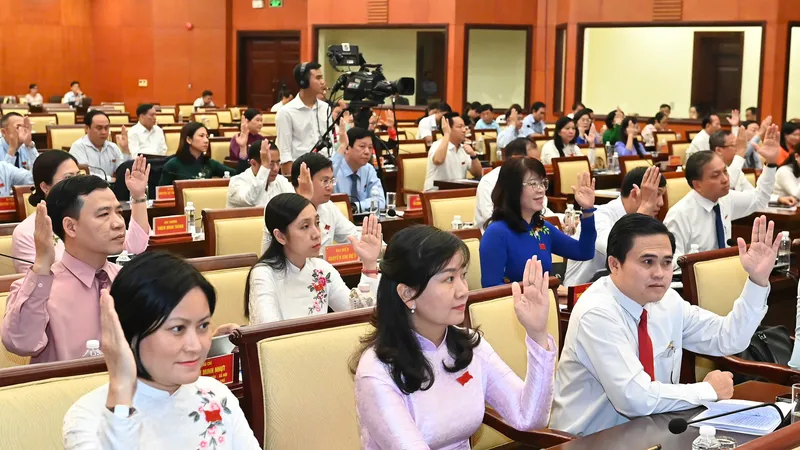 Các đại biểu HĐND TPHCM biểu quyết thông qua Nghị quyết. Ảnh: VIỆT DŨNG