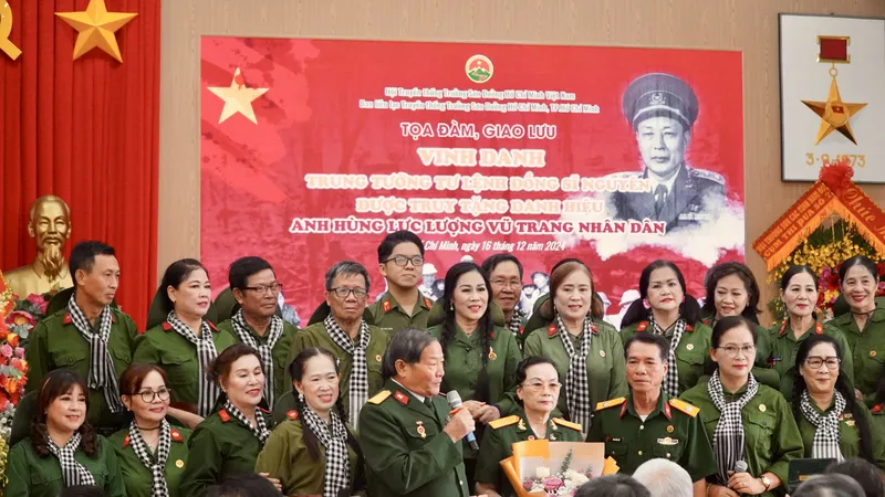 Các đại biểu hát những bài hát về Trường Sơn tại buổi tọa đàm