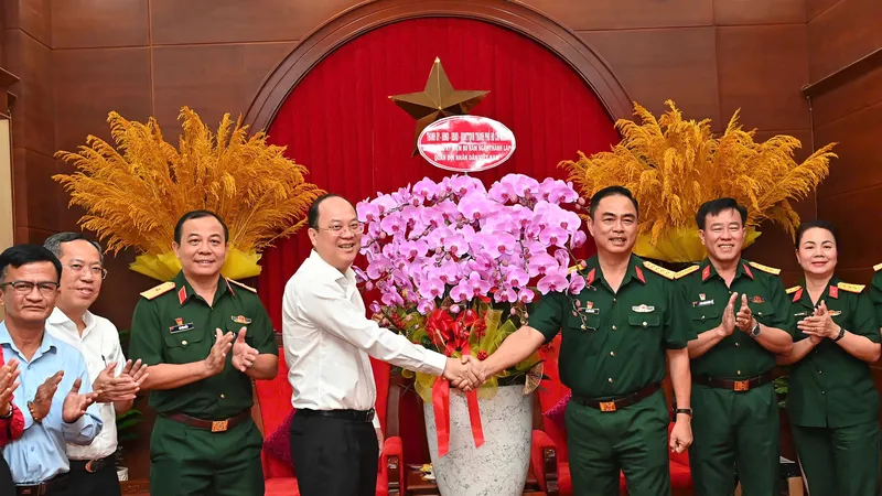 Đoàn công tác của Thành ủy, HĐND, UBND, Ủy ban MTTQVN TPHCM thăm, chúc mừng Bộ Tư lệnh Quân khu 7. Ảnh: VIỆT DŨNG