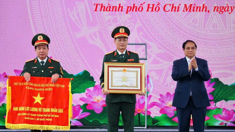 Thủ tướng Chính phủ Phạm Minh Chính chúc mừng Lực lượng vũ trang TPHCM đón nhận danh hiệu Anh hùng lực lượng vũ trang nhân dân. Ảnh: HOÀNG HÙNG