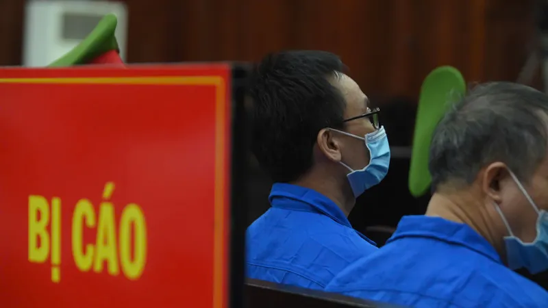 Cựu Cục trưởng Trần Kỳ Hình (đeo kính) tại phiên tòa phúc thẩm