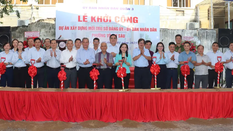 Các đại biểu thực hiện nghi thức khởi công