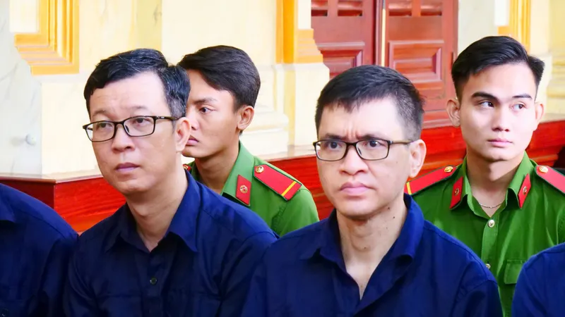 Bị cáo Hoàng Minh Bá (bên phải, Giám đốc Công ty T.S.T) tại tòa