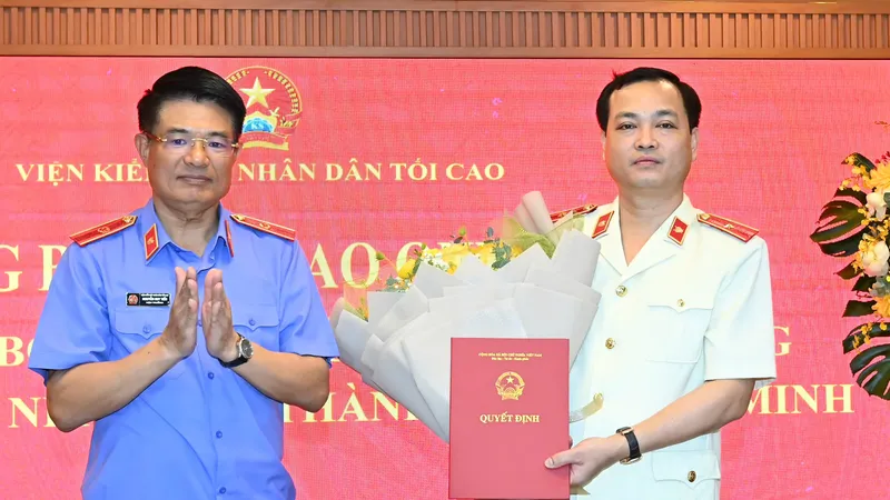 Đồng chí Nguyễn Huy Tiến, Viện trưởng Viện KSND Tối cao trao quyết định bổ nhiệm đồng chí Lê Văn Đông. Ảnh: VIỆT DŨNG