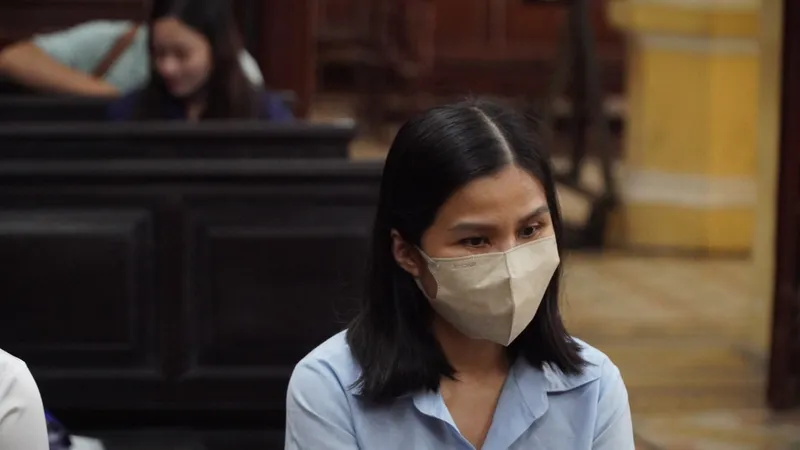 Cựu giám đốc ngân hàng rút sổ tiết kiệm của khách hàng để trả nợ 