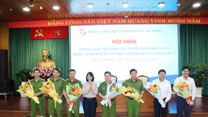 Phó Chủ tịch UBND TPHCM Trần Thị Diệu Thúy chúc mừng các đơn vị tại hội nghị bàn giao
