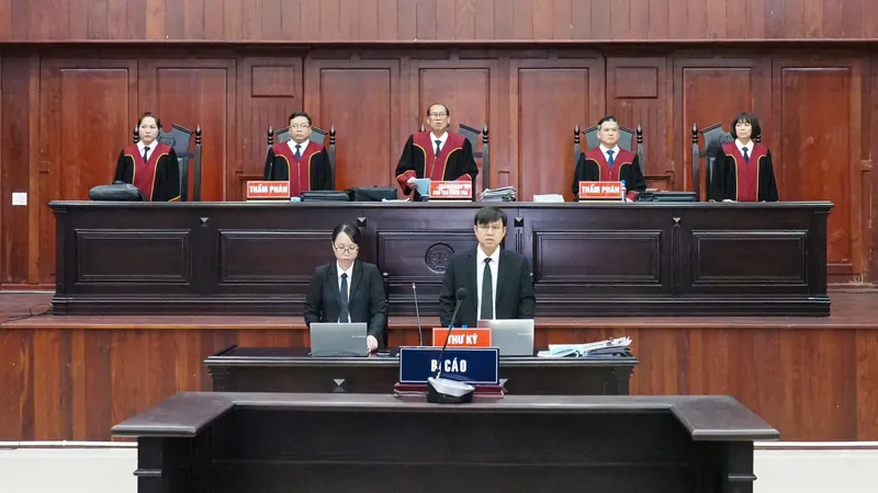 Hội đồng xét xử phúc thẩm vụ án Trương Mỹ Lan và đồng phạm giai đoạn 2. Ảnh: HOÀNG HÙNG