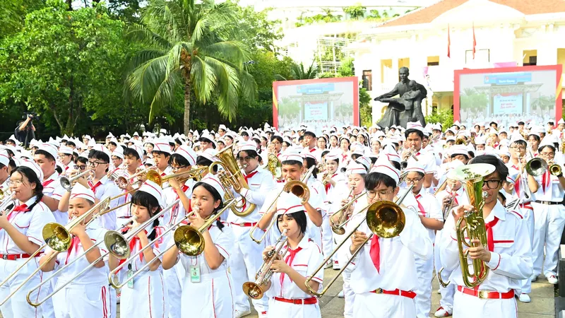 Các em thiếu nhi tham gia đồng diễn nghệ thuật trống kèn với chủ đề “Đất nước trọn niềm vui”. Ảnh: VIỆT DŨNG