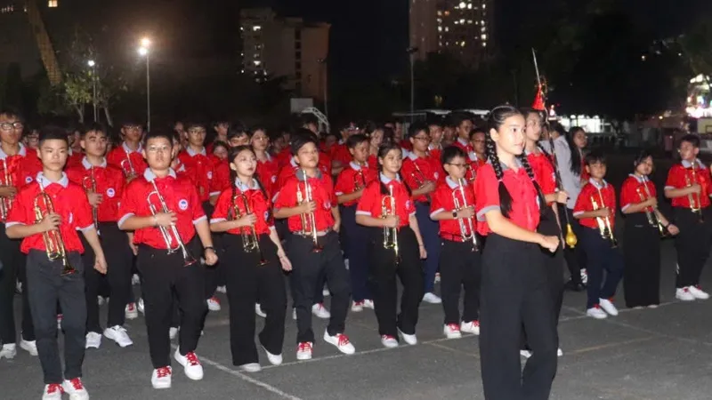 Các em thiếu nhi luyện tập diễu hành. Ảnh: CẨM TUYẾT