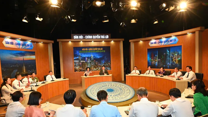 Chương trình Dân hỏi - Chính quyền trả lời tháng 4 với chủ đề “Quản lý và phát triển hệ thống chiếu sáng đô thị”. Ảnh: VIỆT DŨNG
