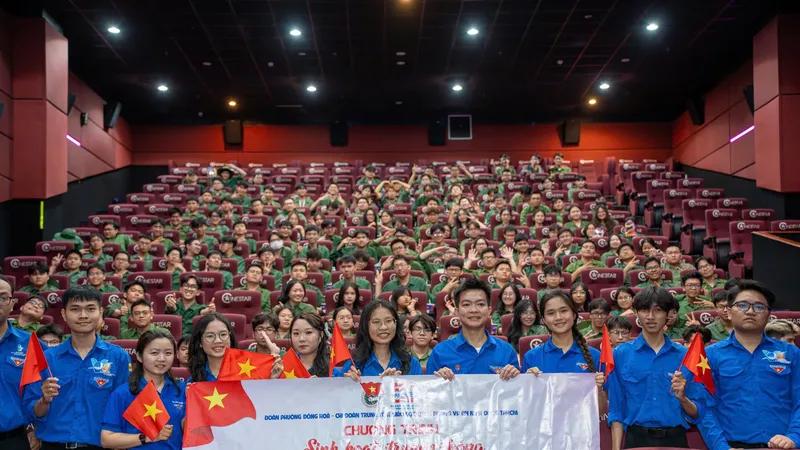 Hơn 200 sinh viên Trường đại học Bách Khoa, ĐHQG TPHCM đi xem phim “Địa đạo”. Ảnh: CẨM GIANG