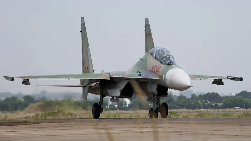 Tiêm kích Su-30MK2 tham gia tổng hợp luyện. Ảnh: DŨNG PHƯƠNG