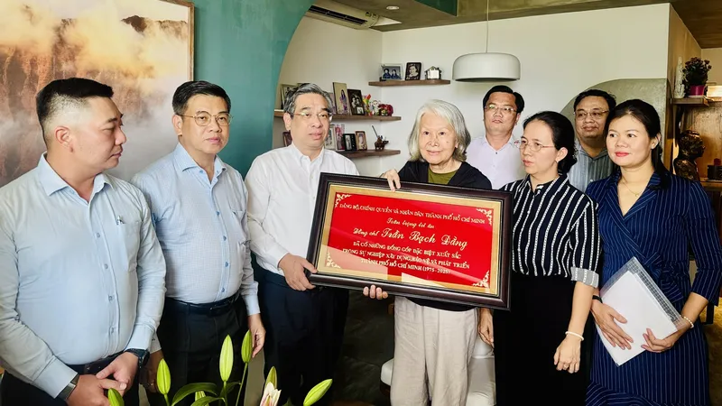 TPHCM thăm hỏi các gia đình, cá nhân tiêu biểu trong sự nghiệp phát triển thành phố